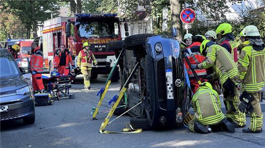 Feuerwehr und Rettungsdienst versorgen den 90-Jährigen in seinem umgekippten Auto und befreien ihn aus seiner misslichen Lage.