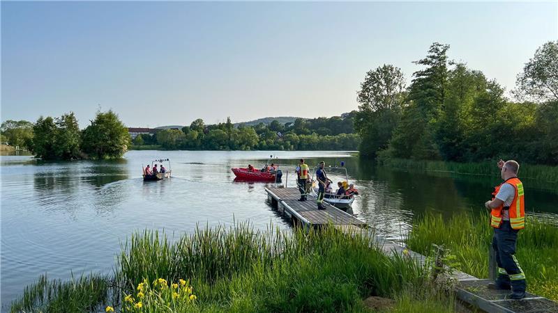 Teenager in See ertrunken: Polizei geht von Badeunfall aus Feuerwehr und Rettungsdienste suchen am Breitenbacher See nach vermissten Jugendlichen.