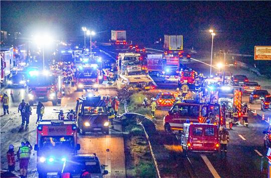 Feuerwehr- und Rettungsfahrzeuge stehen nach dem LKW-Unfall bei Raststatt auf der auf der Autobahn 5.