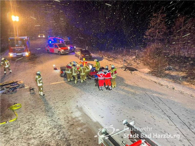 Feuerwehr und Rettungskräfte bergen eine Frau, die bei einem Verkehrsunfall auf der B 4 in ihrem Wagen eingeklemmt wurde. Foto: Feuerwehr