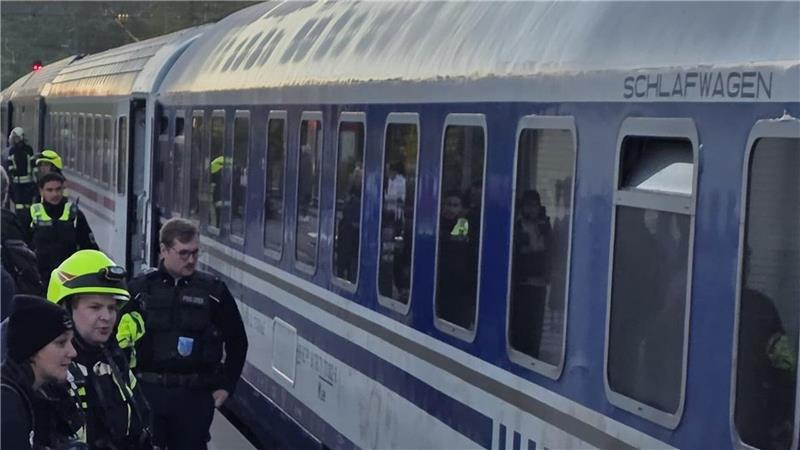 Bahnpanne: Nachtzug mit 250 Passagieren evakuiert Feuerwehr und Rettungskräfte des Bayerischen Roten Kreuzes und der Malteser evakuieren wegen einer überhitzten Bremse 250 Fahrgäste aus einem kroatischen Nachtzug. (Handout)