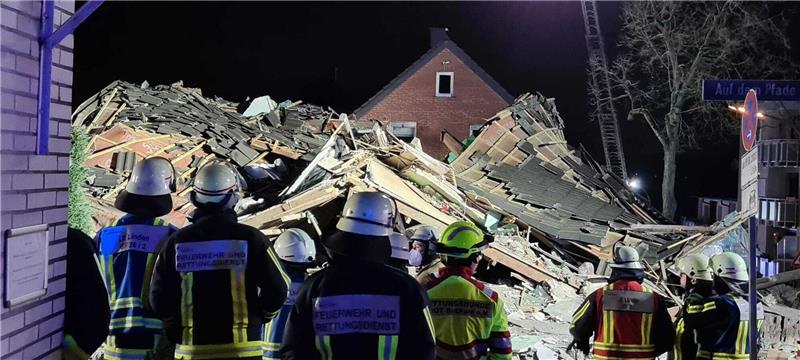 Eine Tote bei Explosion in Bochumer Mehrfamilienhaus Feuerwehr und Rettungskräfte stehen vor dem eingestürzten Haus im Bochumer Stadtteil Linden.