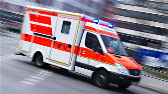 Fahrer nach Unfall in Hoogstede lebensgefährlich verletzt Feuerwehr und Rettungskräfte verhinderten Schlimmeres, nachdem ein Wagen in Hoogstede gegen einen Baum geprallt und in Brand geraten war. (Symbolbild)