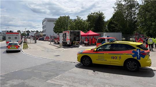 Feuerwehr und Rettungskräfte waren mit einem Großaufgebot im Einsatz.