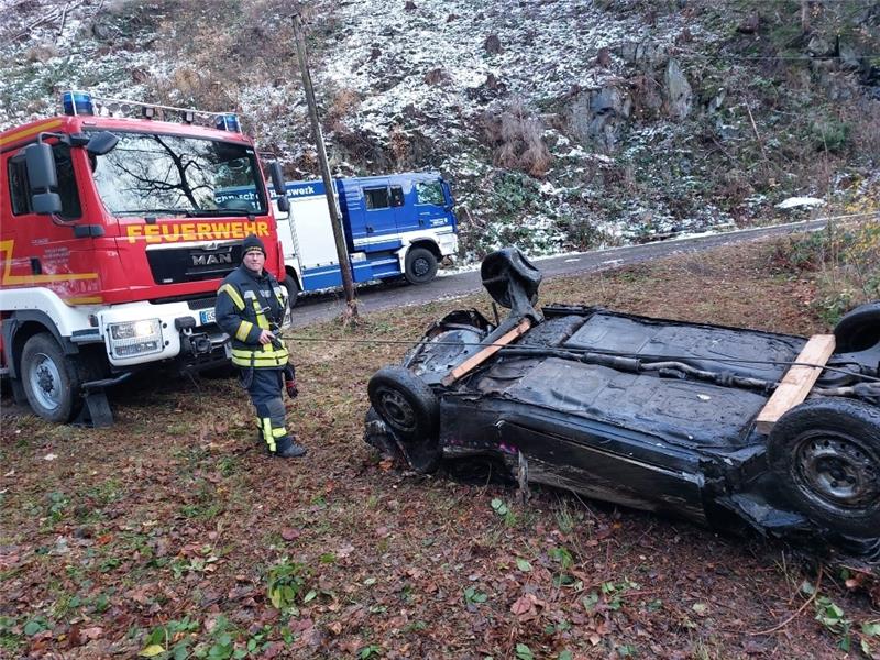 Feuerwehr und THW bergen Autowrack aus Okertalsperre Feuerwehr und THW bergen am Dienstag ein Autowrack aus der Okertalsperre. Fotos: Feuerwehr