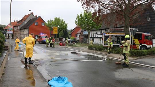 Feuerwehreinsatz am Freitagvormittag. Der Schaden ereignet sich in der Othfresener Ortsdurchfahrt, die über zwei Stunden voll gesperrt bleibt