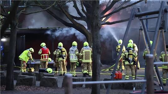 Feuerwehreinsatz in Hannover-Mittelfeld: Eine Grundschule brennt. 