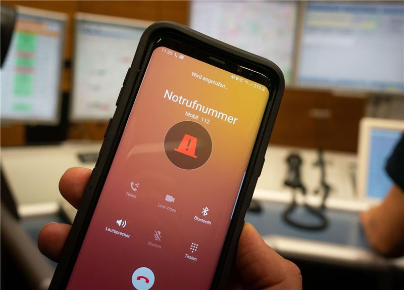Feuerwehren in Deutschland beklagen, dass immer mehr Menschen den Notruf 112 ohne triftigen Grund wählen.