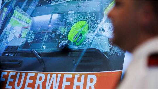 Feuerwehren wollen Gewalt gegen Einsatzkräfte nicht hinnehmen und fordern weitere Konsequenzen. (Archivbild)