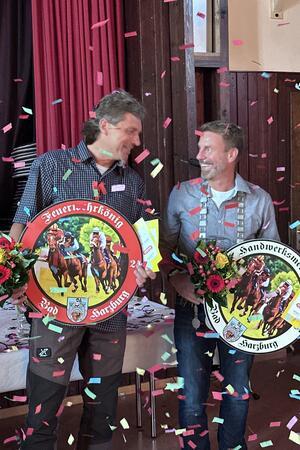 Feuerwehrkönig Karsten Kappe und Handwerksmeisterkönig Michael Emmler werden im Konfettiregen gefeiert.