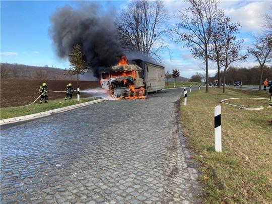 Feuerwehrkräfte aus der Umgebung bekämpften das Feuer. Foto: Julian Lunkewitz