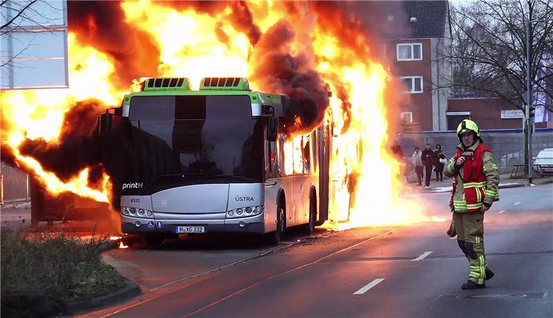 600.000 Euro Schaden: Hybridbus brennt in Hannover aus Feuerwehrkräfte löschen einen brennenden Linienbus der Hannoverschen Verkehrsbetriebe Uestra. Foto: picture alliance/dpa | Julian Stratenschulte