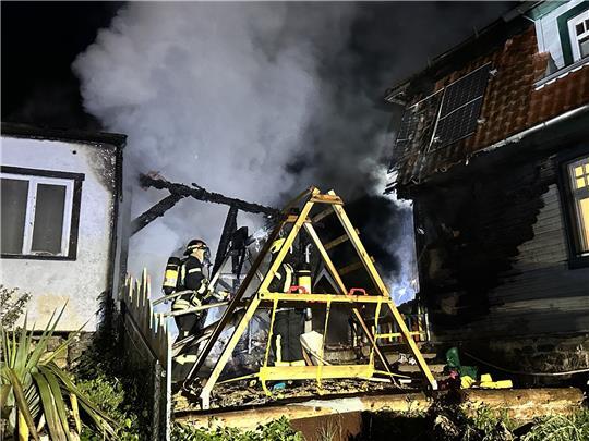 Feuerwehrkräfte löschten den Brand in Treseburg. Foto: Polizeirevier Harz