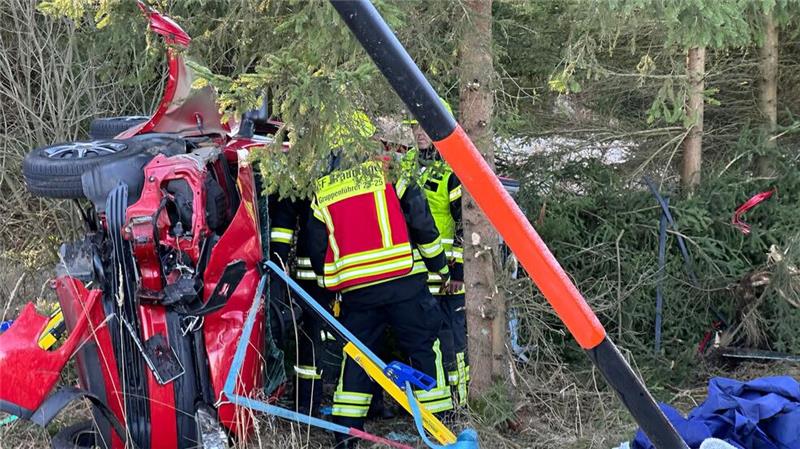 Feuerwehrkräfte mussten die Frau aus dem Wagen befreien.