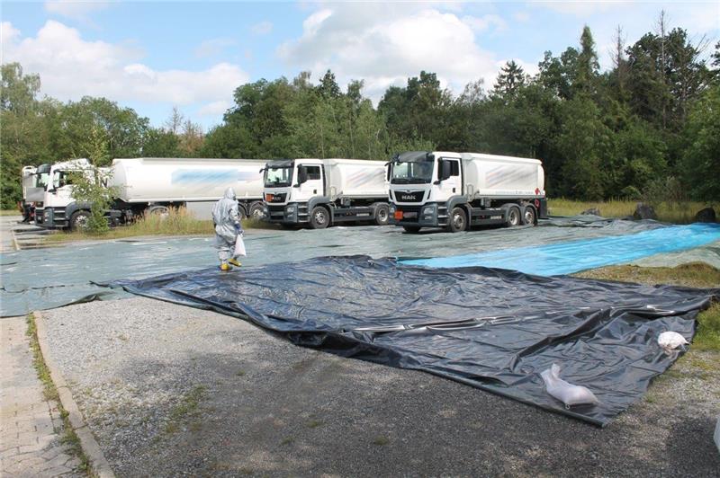 Ausgelaufenes Lkw-Additiv fordert Seesener Feuerwehr Feuerwehrkräfte waren in Einmalanzügen im Einsatz. Foto: Lunkewitz