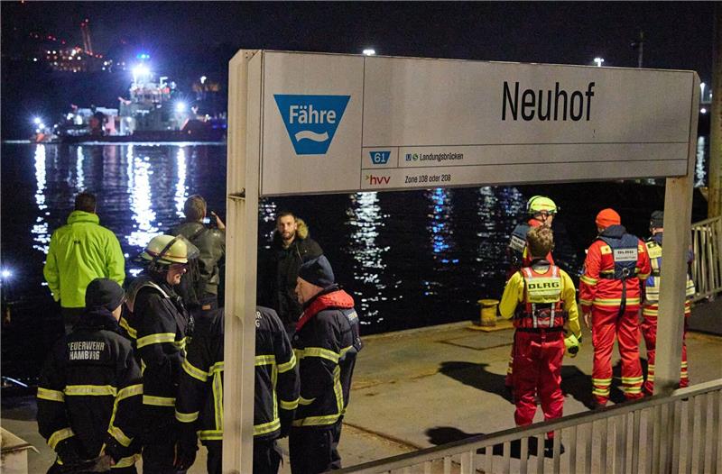 Schiffsunfall in Hamburg: Schiffsführer tot geborgen Feuerwehrleute am Anleger Neuhof. In der Hamburger Elbe suchten Taucher in der Nähe der Köhlbrandbrücke nach einem vermissten Menschen.