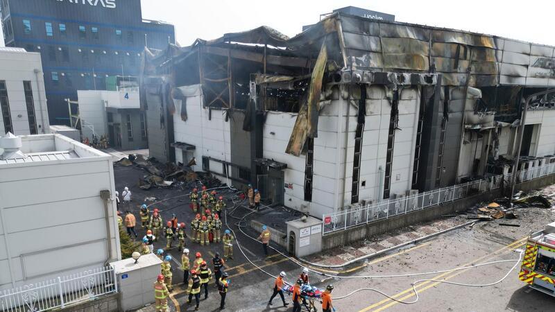 22 Tote bei Fabrikbrand in Südkorea Feuerwehrleute am Ort des Brandes in einer Fabrik für Lithiumbatterien in Südkorea.