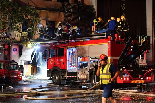 Feuerwehrleute am Ort einer Explosion in einem Restaurant in der nordwestchinesischen autonomen Region Ningxia Hui.