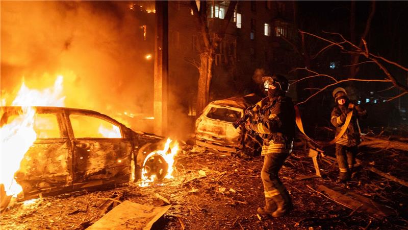 Feuerwehrleute arbeiten am Ort eines russischen Bombenangriffs in Kramatorsk.