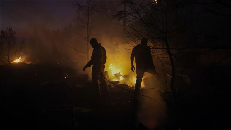 Bilder des Tages Feuerwehrleute arbeiten daran, einen Waldbrand in einem Waldgebiet in der Nähe von Canakkale im Nordwesten der Türkei zu löschen.