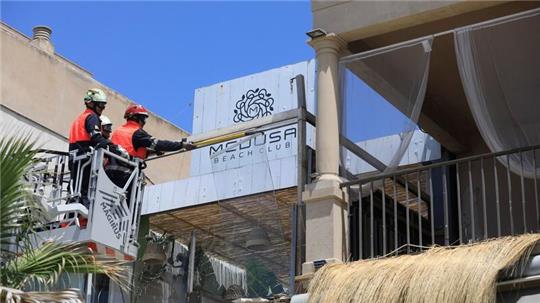 Feuerwehrleute arbeiten nach dem Einsturz am Gebäude des Medusa Beach Club auf Mallorca.