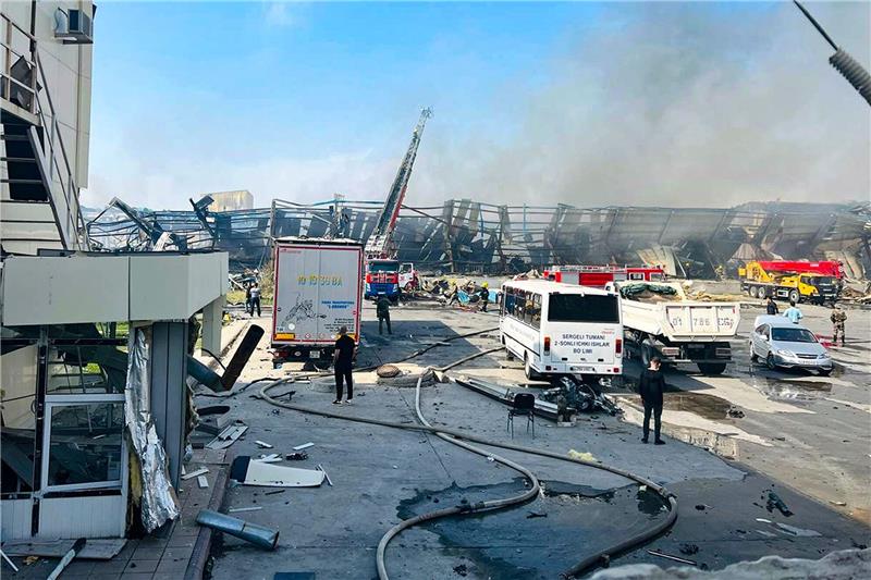 Mehr als 160 Verletzte bei schwerer Explosion in Usbekistan Feuerwehrleute arbeiten nach einer Explosion daran, einen Brand in einer Lagerhalle zu löschen.