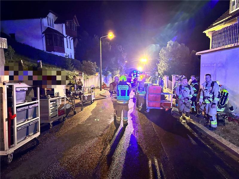 Feuer in Blankenburger Wohnung: Einsatzkräfte finden Leiche Feuerwehrleute aus Blankenburg, Cattenstedt und Timmenrode sind im Einsatz. Foto: Feuerwehr Blankenburg