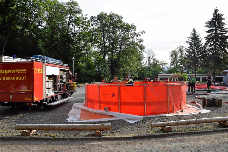 Feuerwehrleute aus Thale gestern bei den Aufräumarbeiten. Den Löschwasserbehälter stellte das Technischen Hilfswerk zur Verfügung.  Fotos: Feuerwehr Thale