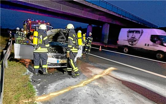 Feuerwehrleute aus Vienenburg und Wiedelah löschen einen Wagen auf der A 36.  Foto: Feuerwehr Vienenburg