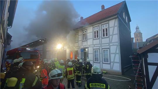 Feuerwehrleute aus dem gesamten Stadtgebiet kämpften gegen das Feuer. Foto: Eikhorst
