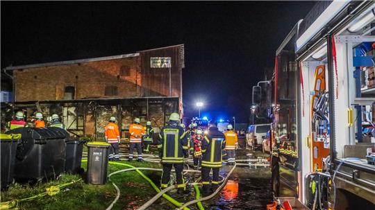 Feuerwehrleute aus der Gemeinde Schladen-Werla sind in Hornburg im Einsatz: Dort brennt eine Hobbywerkstatt.