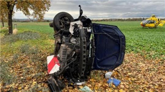 Feuerwehrleute befreien die 81-Jährige aus ihrem Autowrack. Ein Rettungshubschrauber bringt sie in ein Krankenhaus.