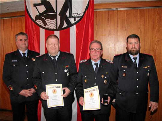 Feuerwehrleute bei einer Ehrung vor einigen Jahren in den aktuellen Uniformen. Bald gibt es neue Uniformen. Archivfoto: Hohaus