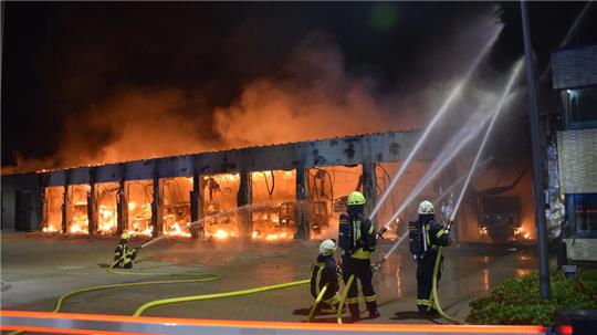 Feuerwehrleute beim Einsatz im hessischen Stadtallendorf: Der Großbrand zerstörte auch die Fahrzeughalle. Der nagelneue Stützpunkt hatte keine Brandmeldeanlage.