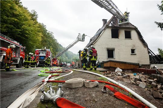 Feuerwehrleute beim Löscheinsatz nach der Explosion am Mittag des 15. September 2013. Die Brandruine des Hauses in Wieda wurde einige Jahre nach der Tat abgerissen. Foto: Mark Härtl/HK-Archiv