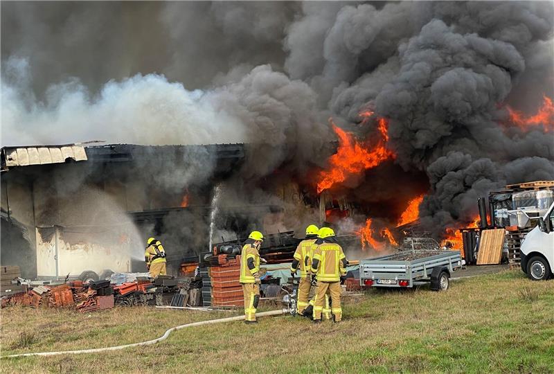 Großbrand in Rastede: Schaden im Millionenbereich Feuerwehrleute bekämpfen den Brand einer Lagerhalle in Rastede im Kreis Ammerland.