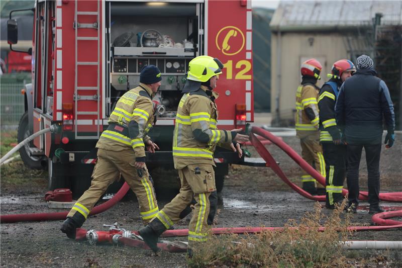 Feuerwehrleute bekämpfen einen Brand in einer Schweinemastanlage in Ballenstedt. Foto: Matthias Bein/dpa