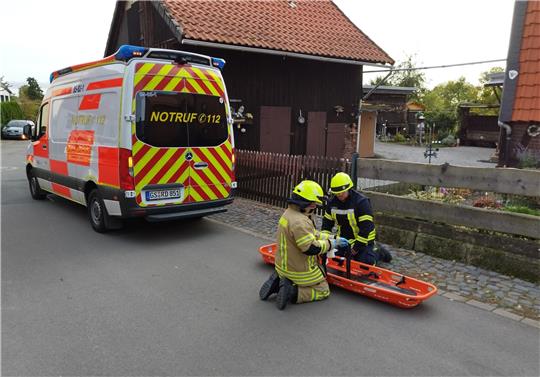 Feuerwehrleute bereiten die Trage vor. Foto: Feuerwehr