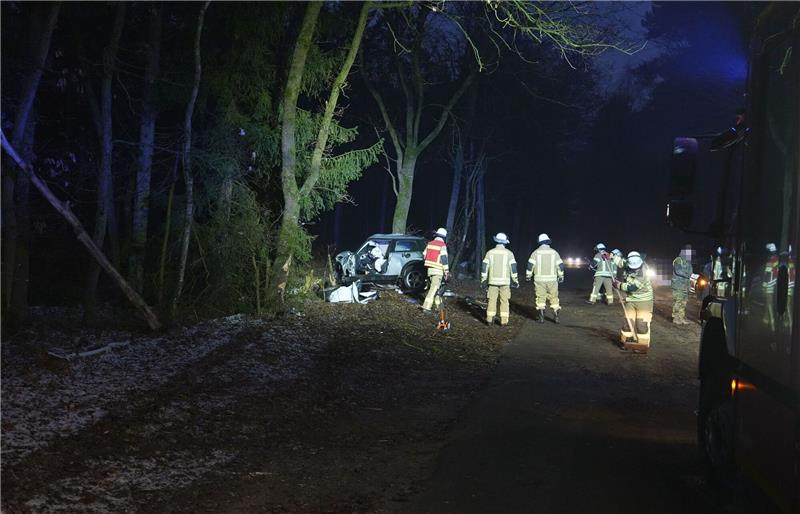 Dutzende Unfälle auf glatten Straßen Feuerwehrleute bergen ein bei Glätte im Landkreis Oldenburg von der Straße abgekommenes Auto.