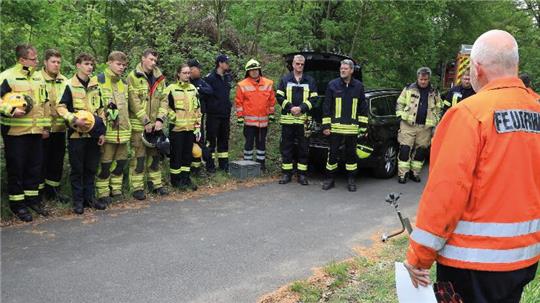 Feuerwehrleute besprechen den Ablauf der Übung mit Kreisregnern.