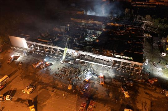 Feuerwehrleute des staatlichen ukrainischen Katastrophenschutzes arbeiten an dem Brand im Einkaufszentrum.