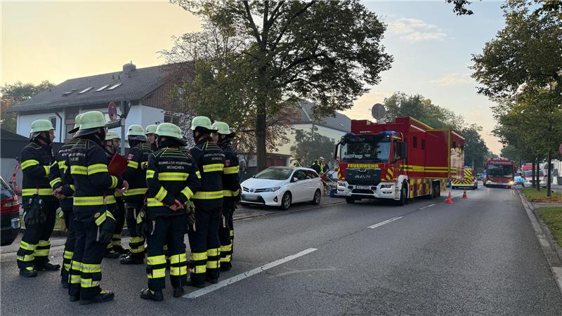 Feuerwehrleute im Münchner Stadteil Lerchenau.