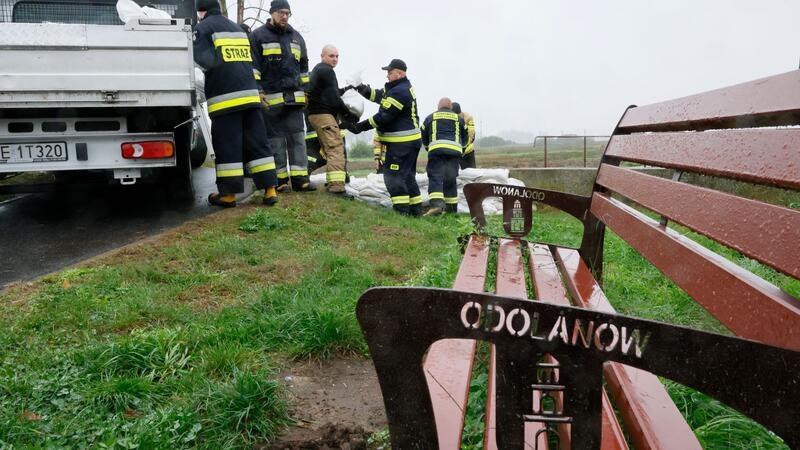 Regen ohne Ende: Nachbarländer rüsten sich vor Hochwasser Feuerwehrleute in Polen errichten mit Sandsäcken eine Barriere gegen das drohende Hochwasser in der Nähe des Flusses Barycz in Odolanow.