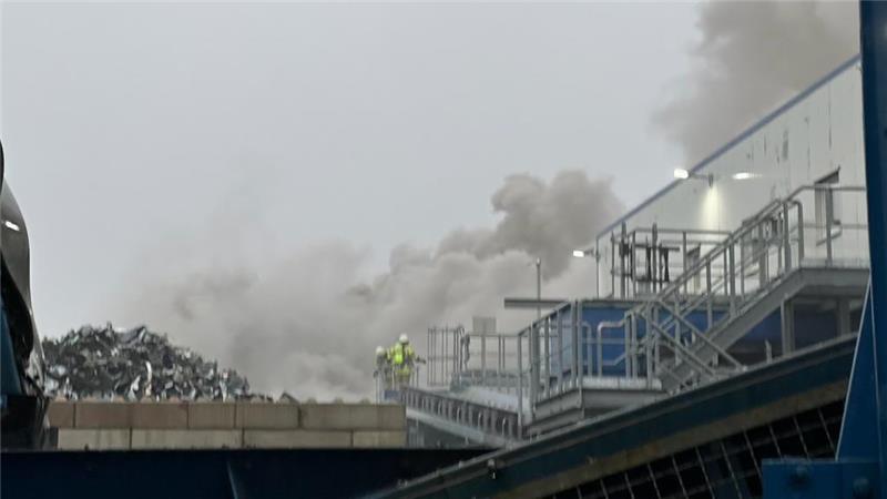 Feuerwehrleute kämpfen sich zum Brand auf dem ECG-Gelände vor. Foto Eggers