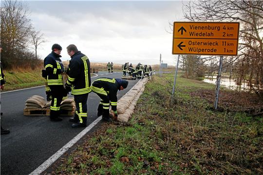 Feuerwehrleute legen zum Schutz vor Hochwasser im Landkreis Goslar Sandsäcke aus. 60.000 Säcke wurden befüllt. Foto: Epping