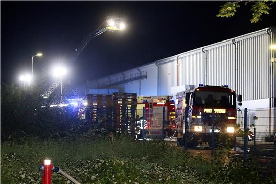 Feuerwehrleute leuchten die betroffene Halle von oben aus. Foto: Epping
