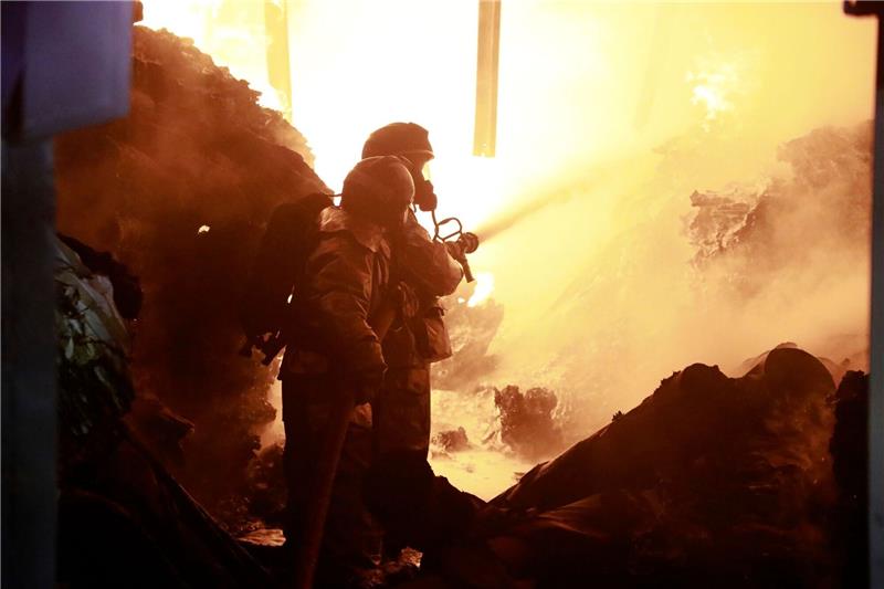 Explosion in Nairobi: Drei Tote und mehr als 200 Verletzte Feuerwehrleute löschen ein Feuer, das durch die Explosion des mit Gaszylindern beladenen Lastwagens verursacht wurde.
