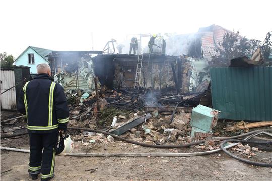 Feuerwehrleute löschen ein Feuer nach einem Raketenangriff in der Nähe von Kiew.