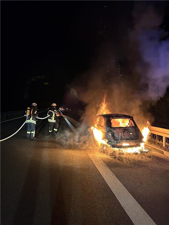 Feuerwehrleute löschen einen Pkw-Brand auf der A 36. Foto: Privat