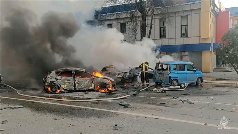 Russland zählt mehr als 20 tote Zivilisten in Belgorod Feuerwehrleute löschen in Belgorod brennende Autos.